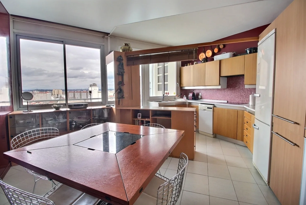 Appartement T3 avec Balcons et Vue Dégagée à Lyon 8 