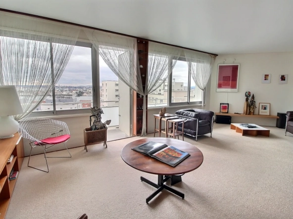 Appartement T3 avec Balcons et Vue Dégagée à Lyon 8