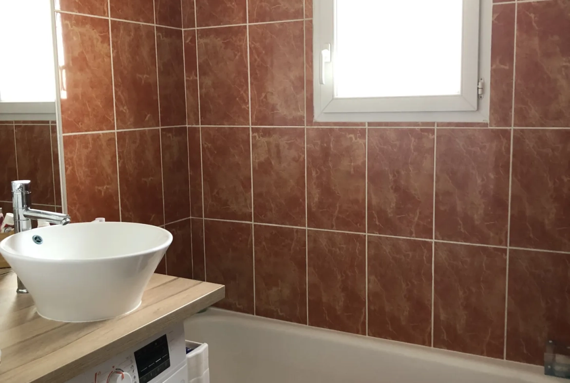 À vendre appartement T3 avec terrasse en vente à Agde, proche mer et commodités 