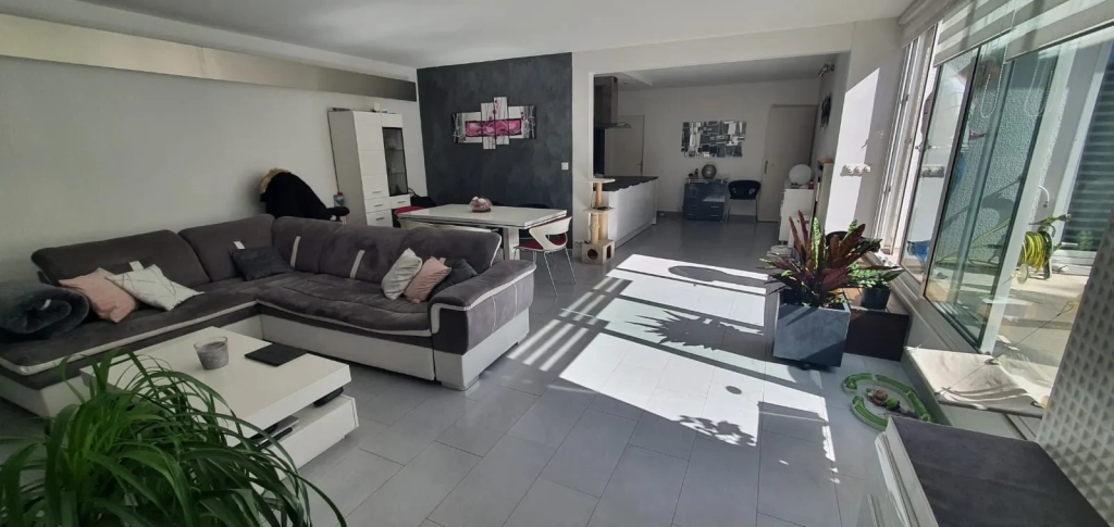 Appartement F5 avec terrasse et parking à Villepinte