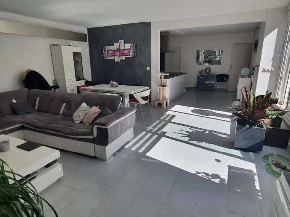 Appartement F5 avec terrasse et parking à Villepinte