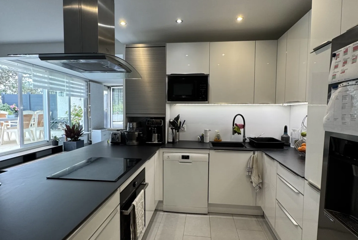 Appartement F5 avec terrasse et parking à Villepinte 