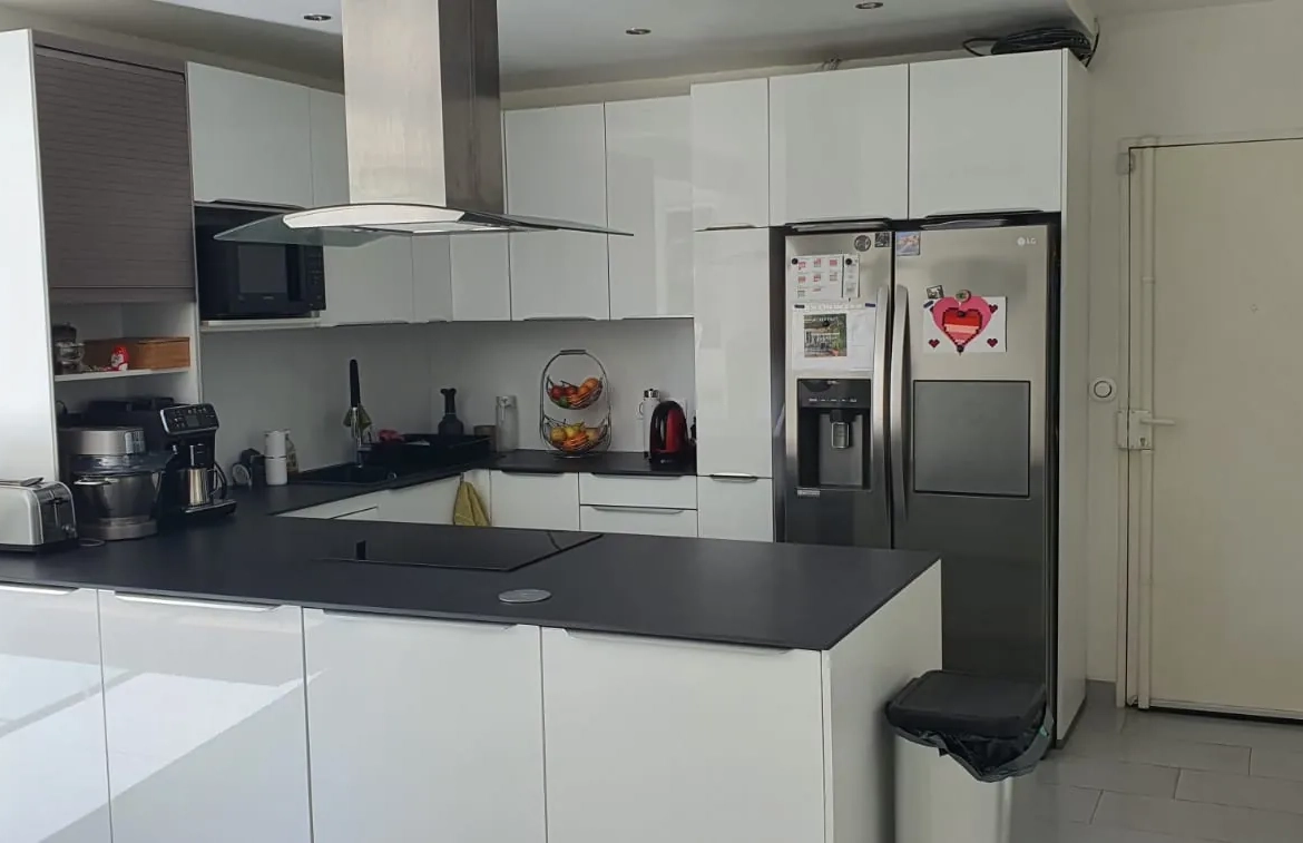 Appartement F5 avec terrasse et parking à Villepinte 