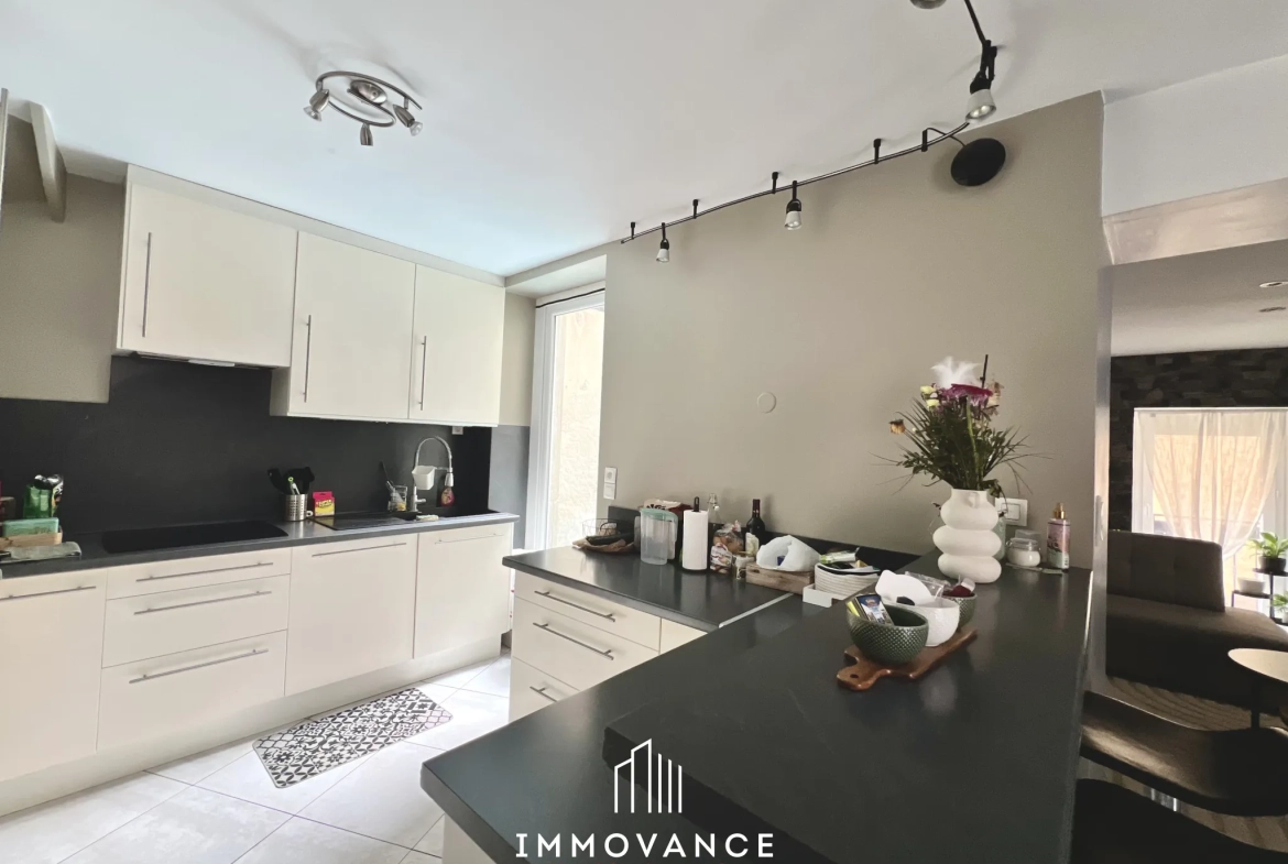 Maison de ville rénovée de 112 m² avec terrasse et garage à Saint-Affrique 