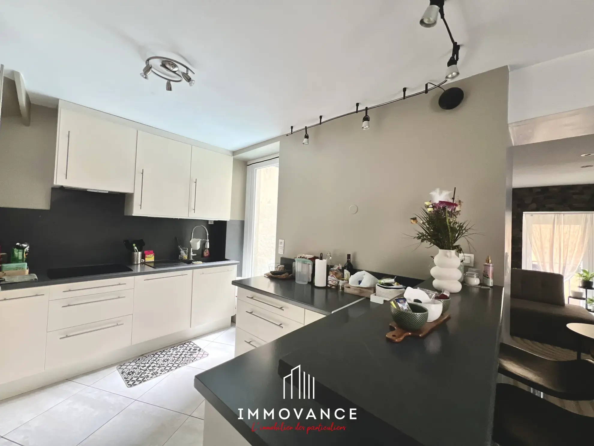 Maison de ville rénovée de 112 m² avec terrasse et garage à Saint-Affrique 