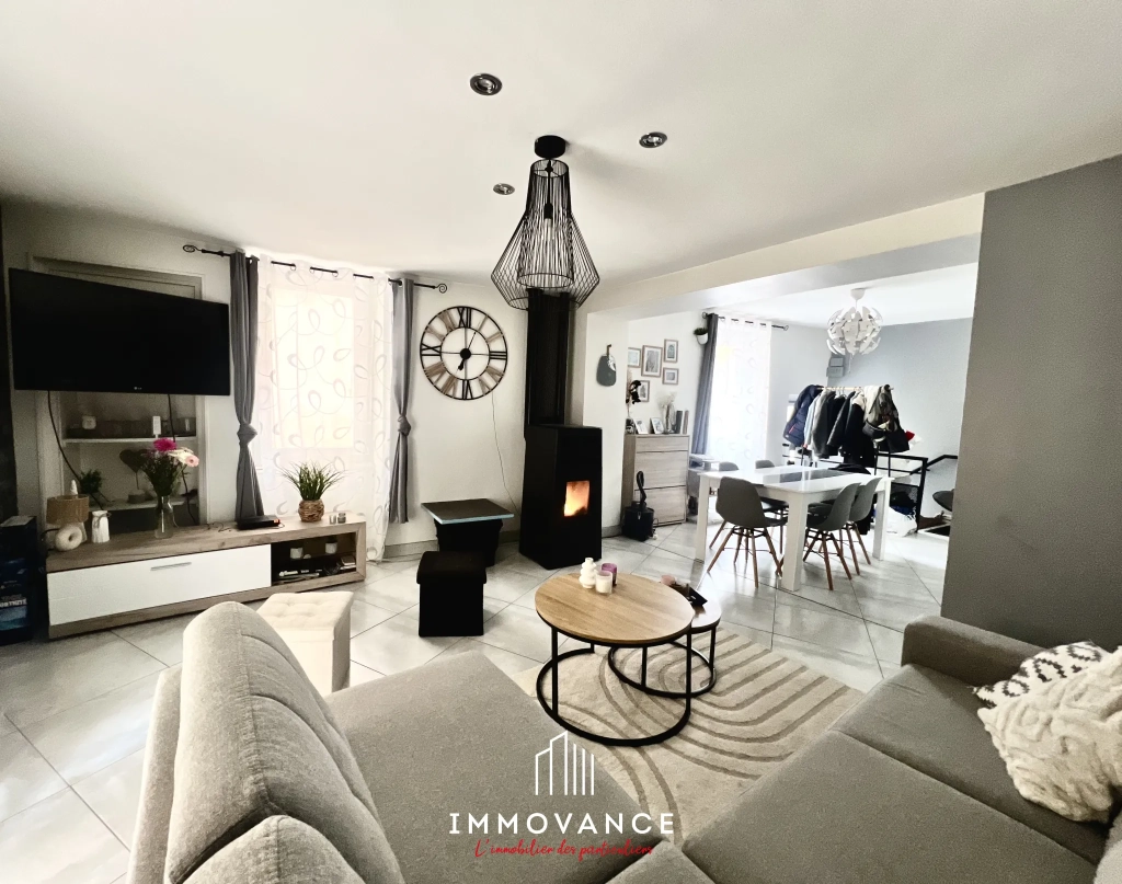 Maison de ville rénovée de 112 m² avec terrasse et garage à Saint-Affrique
