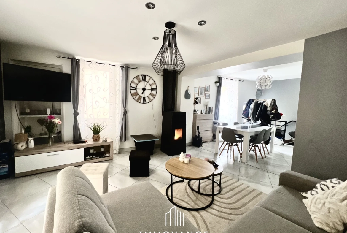 Maison de ville rénovée de 112 m² avec terrasse et garage à Saint-Affrique 