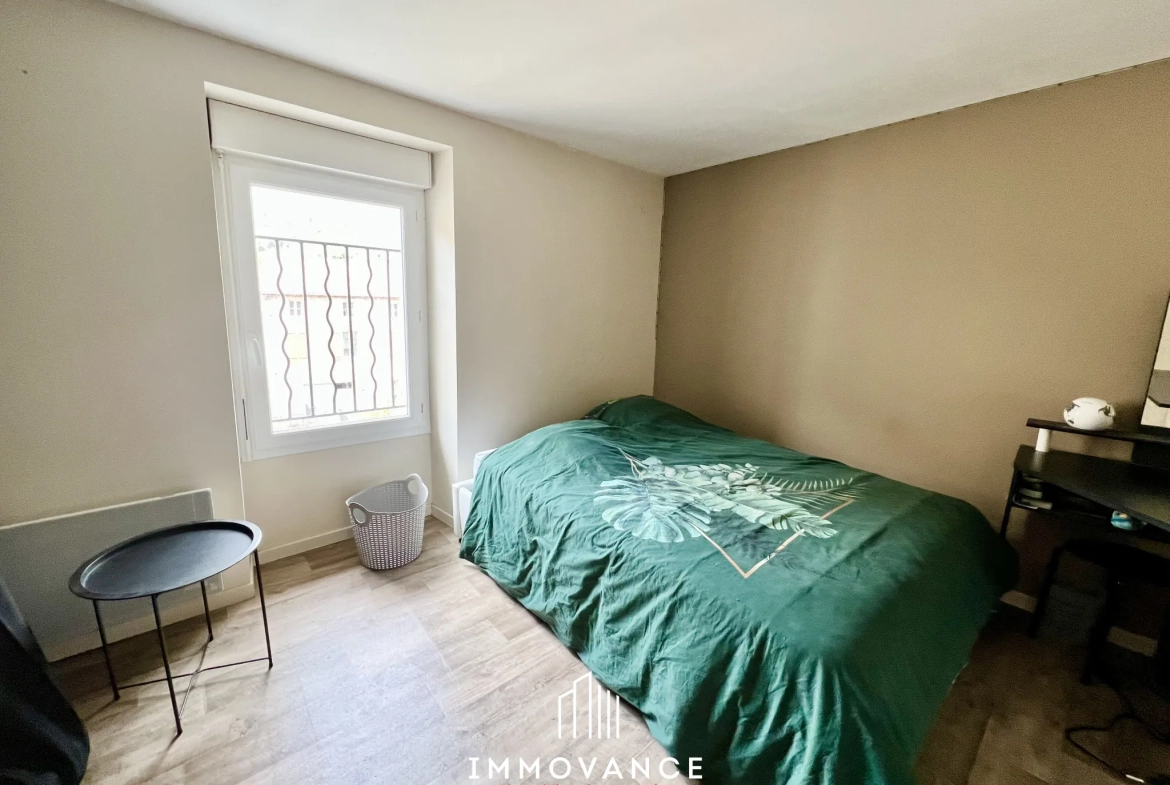 Maison de ville rénovée de 112 m² avec terrasse et garage à Saint-Affrique 