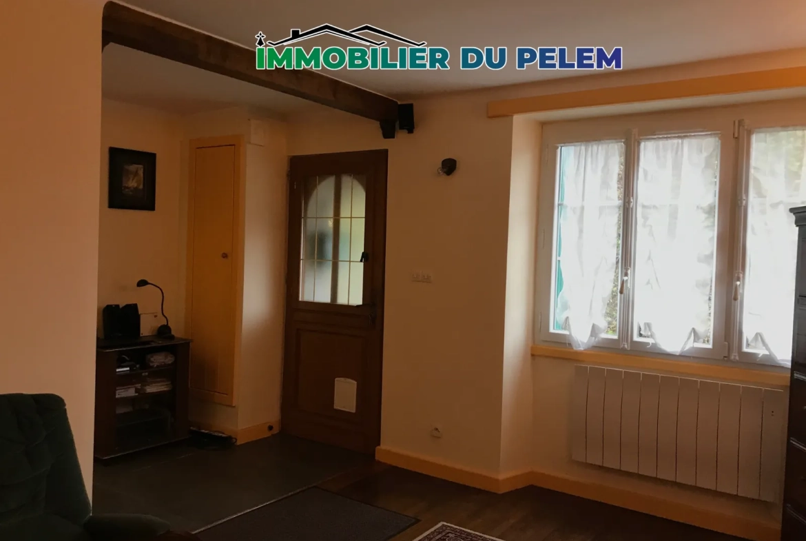 Maison de ville à vendre à Saint-Nicolas-du-Pélem, 65m² avec 2 chambres, charme et potentiel 