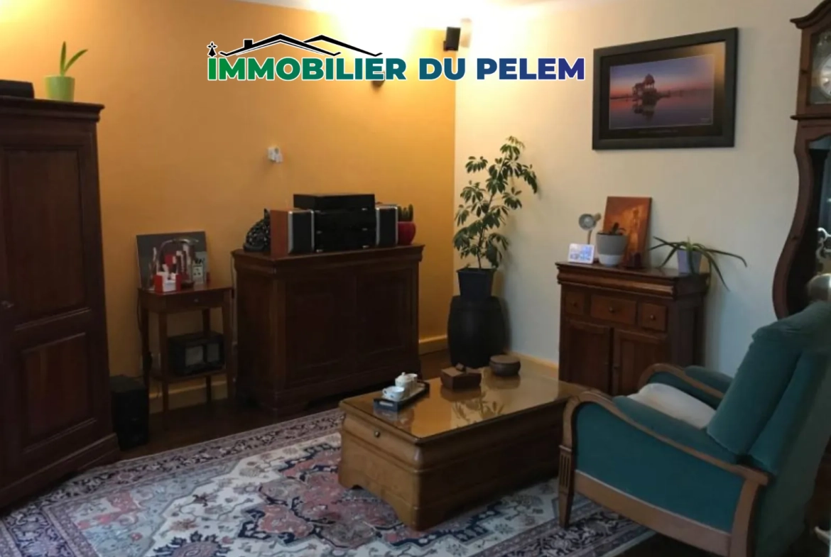 Maison de ville à vendre à Saint-Nicolas-du-Pélem, 65m² avec 2 chambres, charme et potentiel 