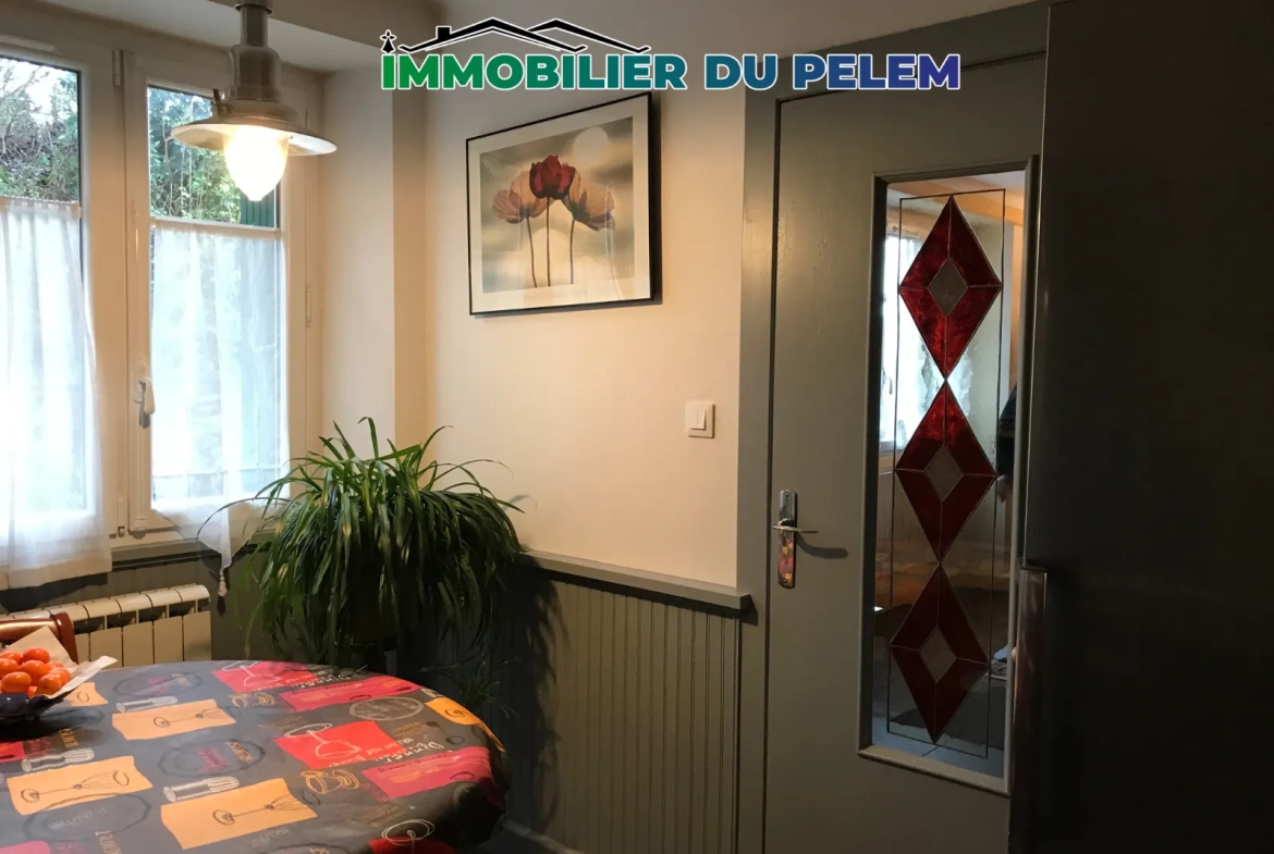 Maison de ville à vendre à Saint-Nicolas-du-Pélem, 65m² avec 2 chambres, charme et potentiel 
