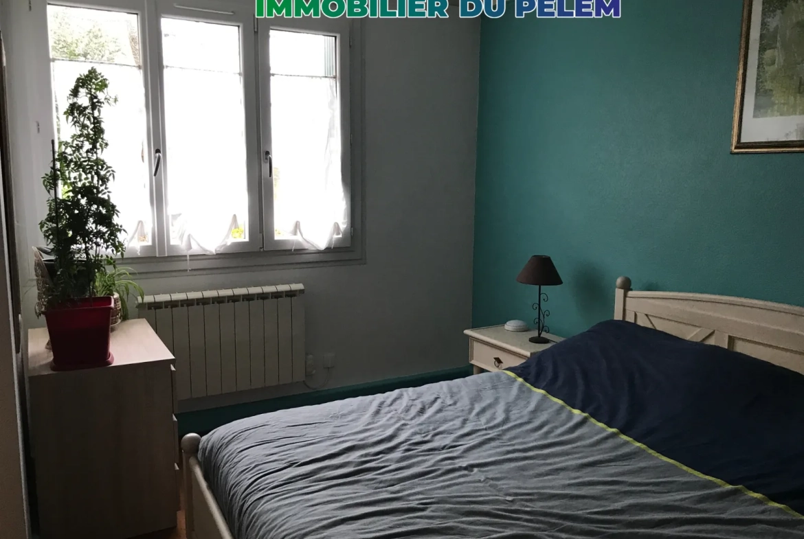 Maison de ville à vendre à Saint-Nicolas-du-Pélem, 65m² avec 2 chambres, charme et potentiel 