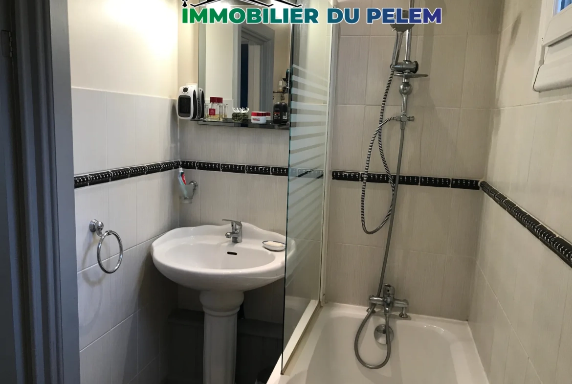 Maison de ville à vendre à Saint-Nicolas-du-Pélem, 65m² avec 2 chambres, charme et potentiel 