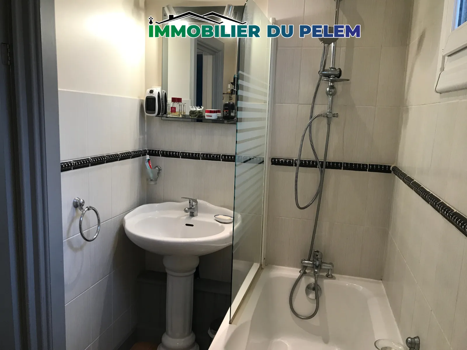 Maison de ville à vendre à Saint-Nicolas-du-Pélem, 65m² avec 2 chambres, charme et potentiel 