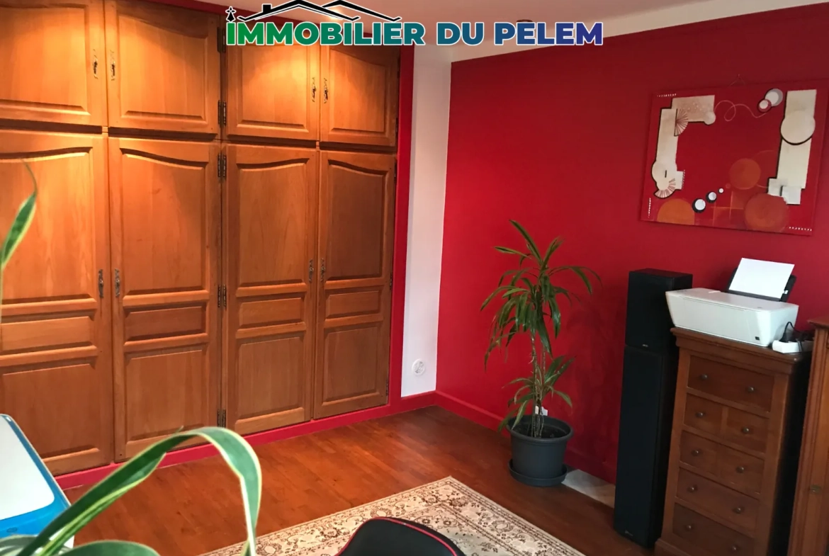 Maison de ville à vendre à Saint-Nicolas-du-Pélem, 65m² avec 2 chambres, charme et potentiel 