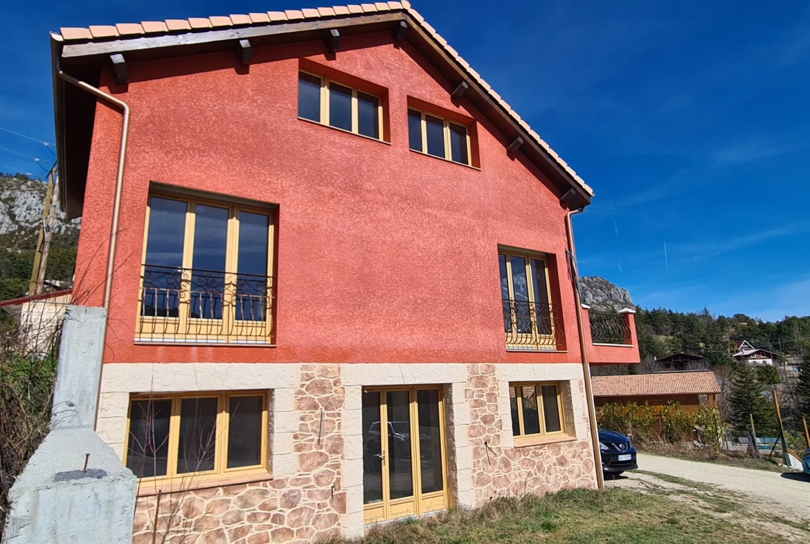 Maison en cours de rénovation avec 3 appartements à Andon, potentiel locatif élevé 