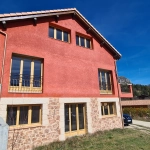Maison en cours de rénovation avec 3 appartements à Andon, potentiel locatif élevé