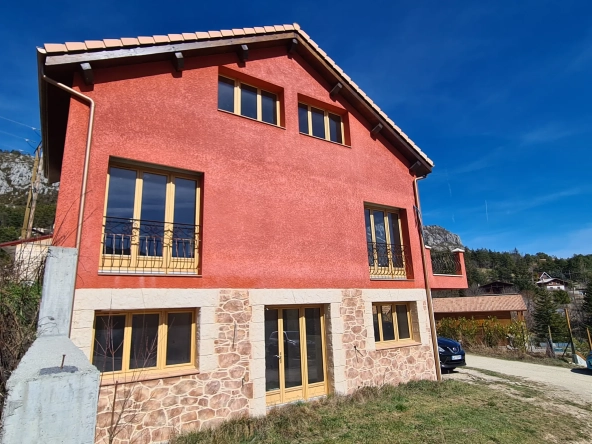 Maison en cours de rénovation avec 3 appartements à Andon, potentiel locatif élevé