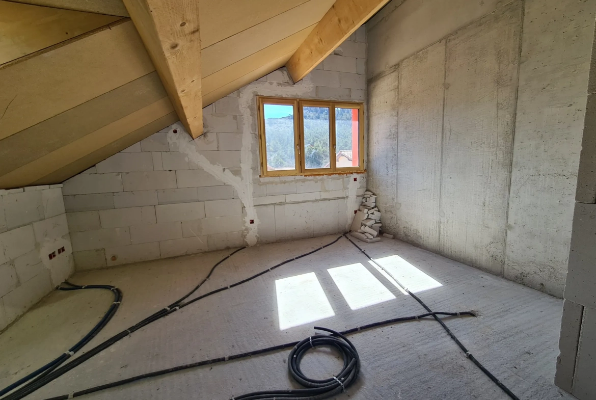 Maison en cours de rénovation avec 3 appartements à Andon, potentiel locatif élevé 