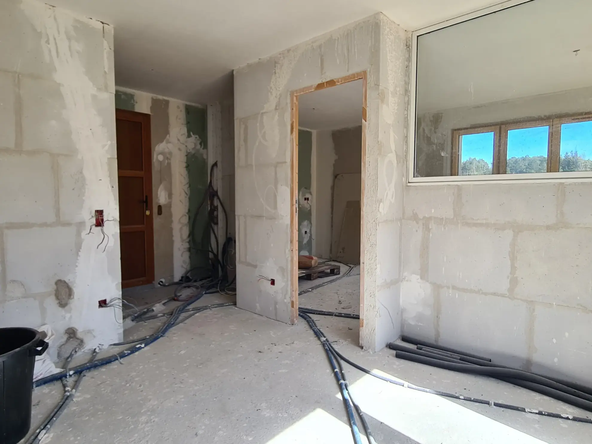 Maison en cours de rénovation avec 3 appartements à Andon, potentiel locatif élevé 