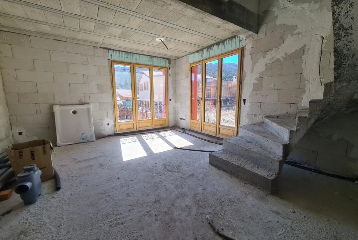 Maison en cours de rénovation avec 3 appartements à Andon, potentiel locatif élevé 