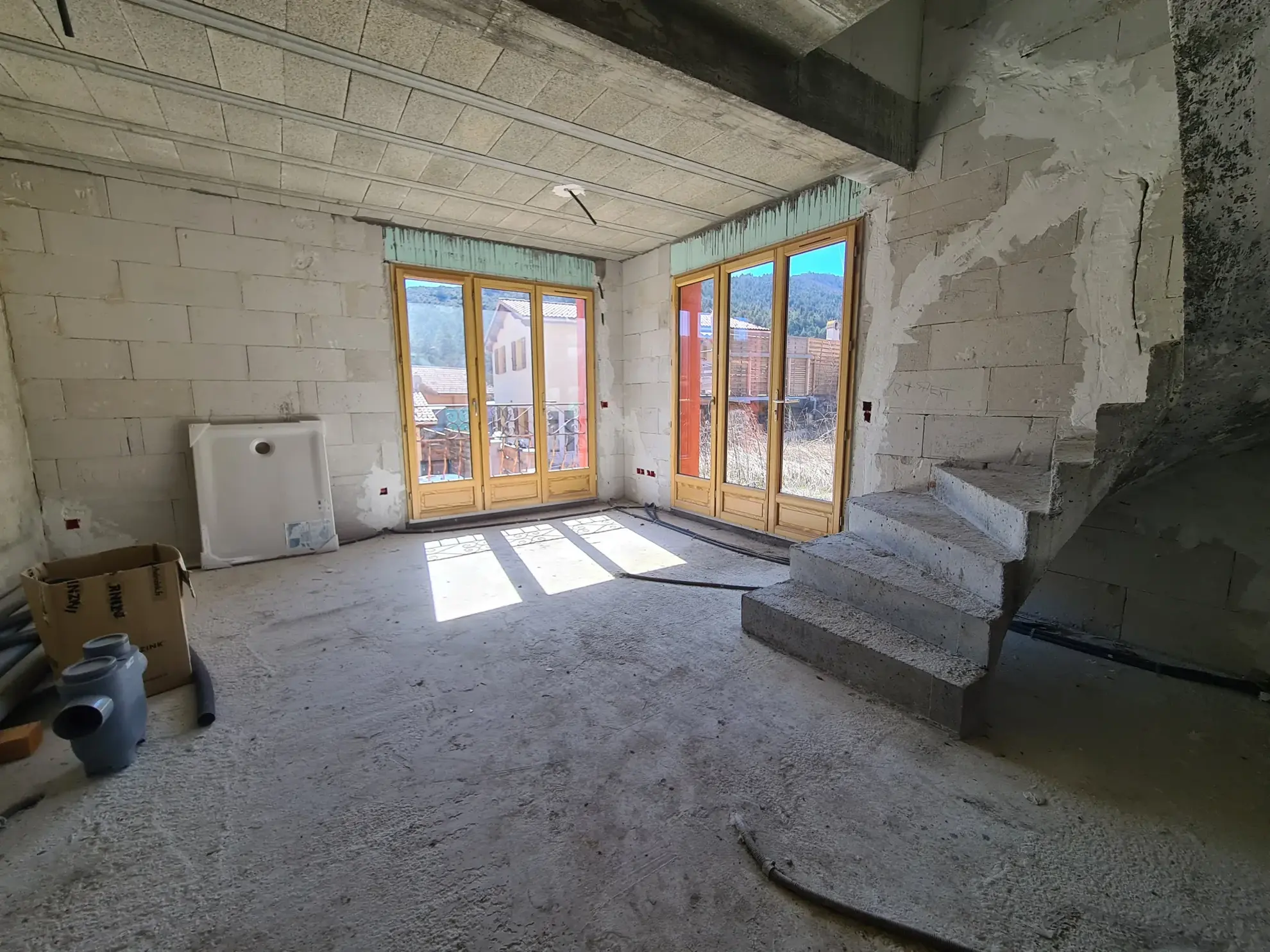 Maison en cours de rénovation avec 3 appartements à Andon, potentiel locatif élevé 