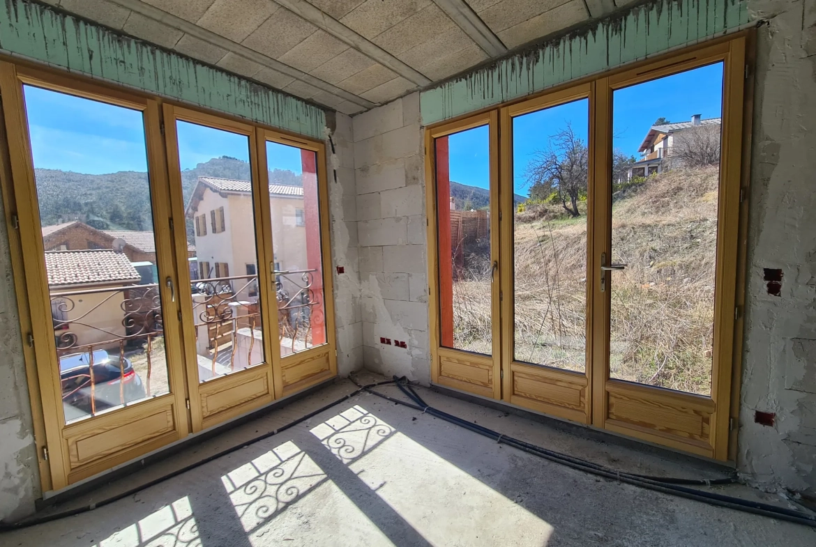Maison en cours de rénovation avec 3 appartements à Andon, potentiel locatif élevé 