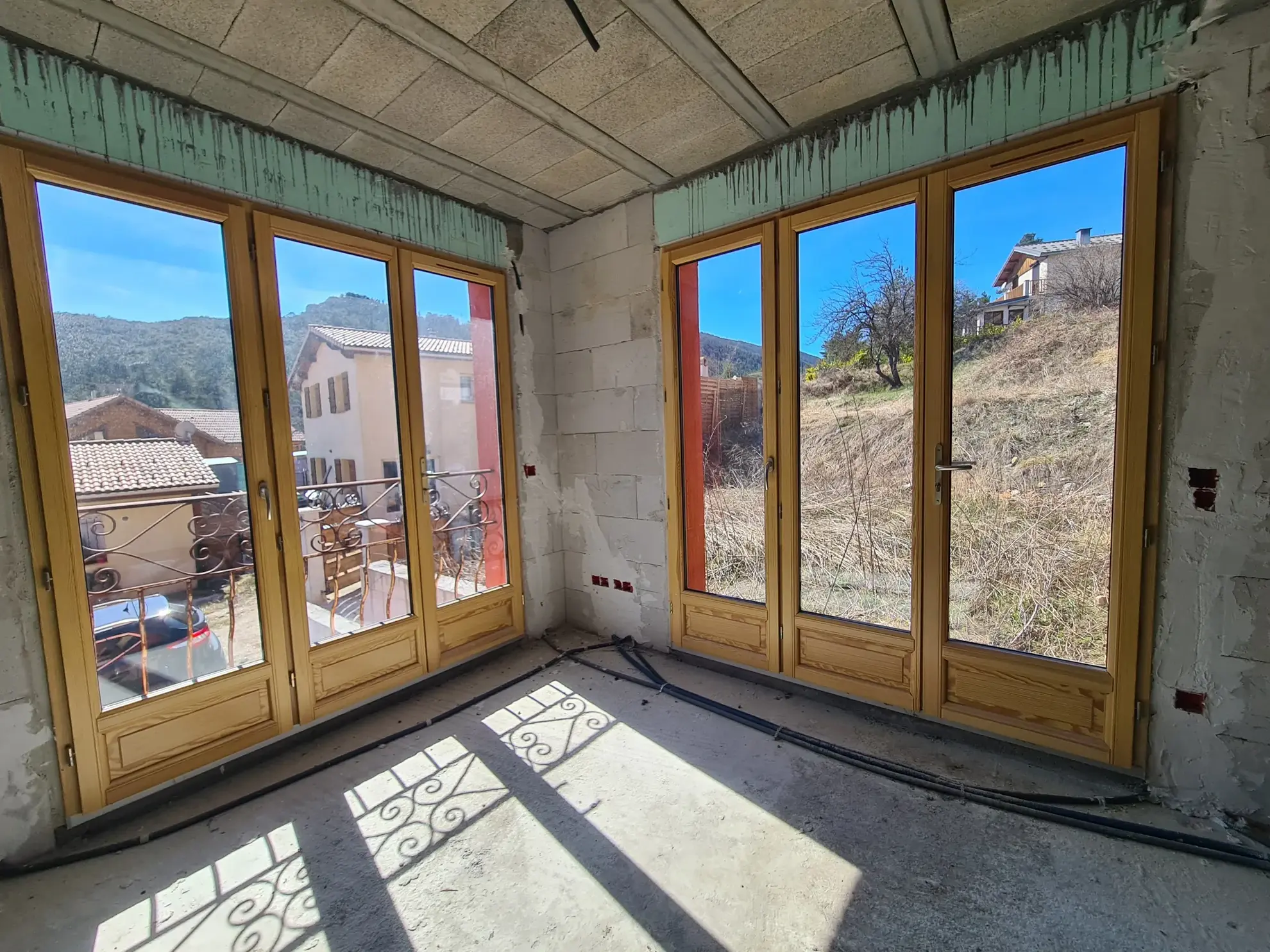 Maison en cours de rénovation avec 3 appartements à Andon, potentiel locatif élevé 