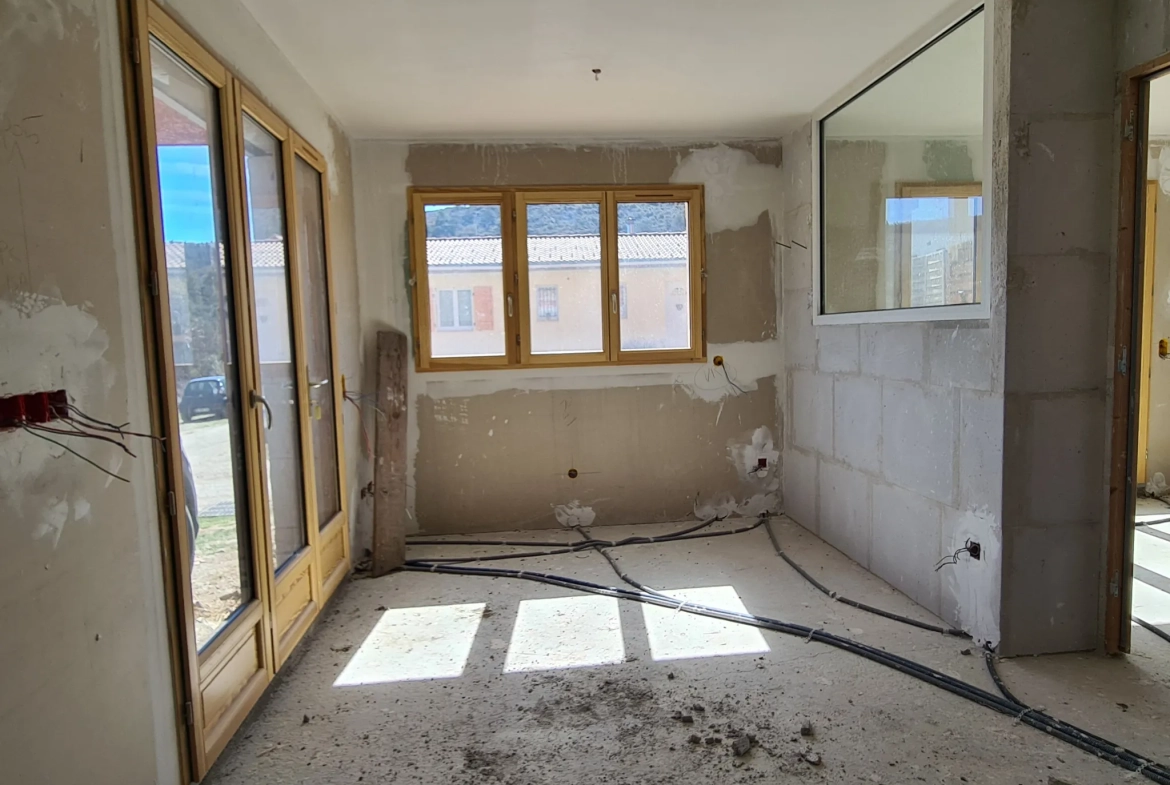 Maison en cours de rénovation avec 3 appartements à Andon, potentiel locatif élevé 