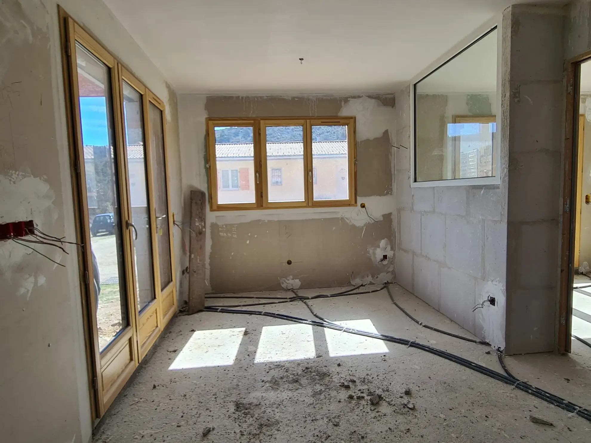 Maison en cours de rénovation avec 3 appartements à Andon, potentiel locatif élevé 