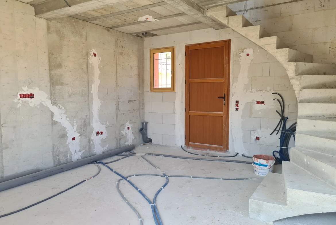 Maison en cours de rénovation avec 3 appartements à Andon, potentiel locatif élevé 