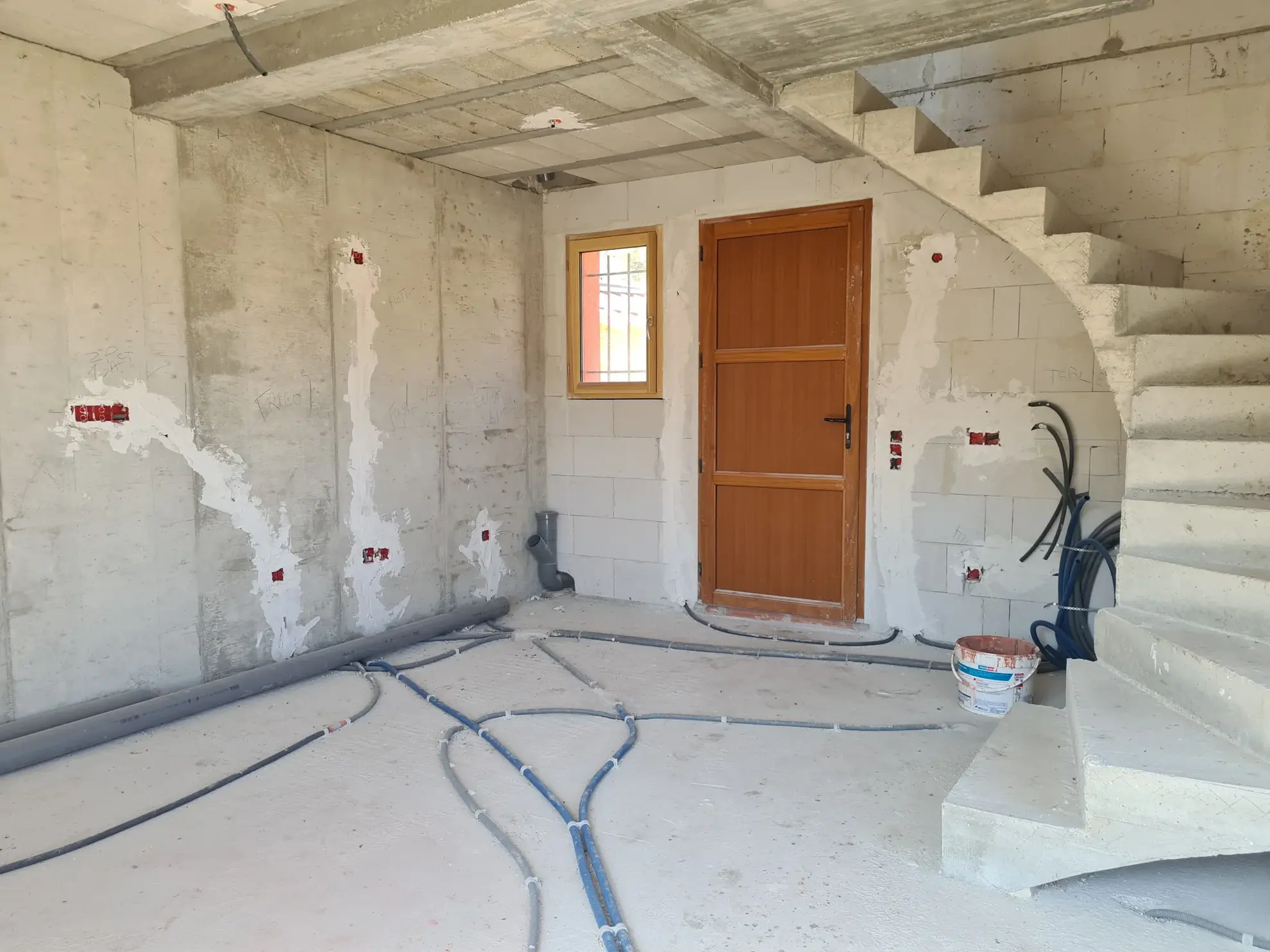 Maison en cours de rénovation avec 3 appartements à Andon, potentiel locatif élevé 
