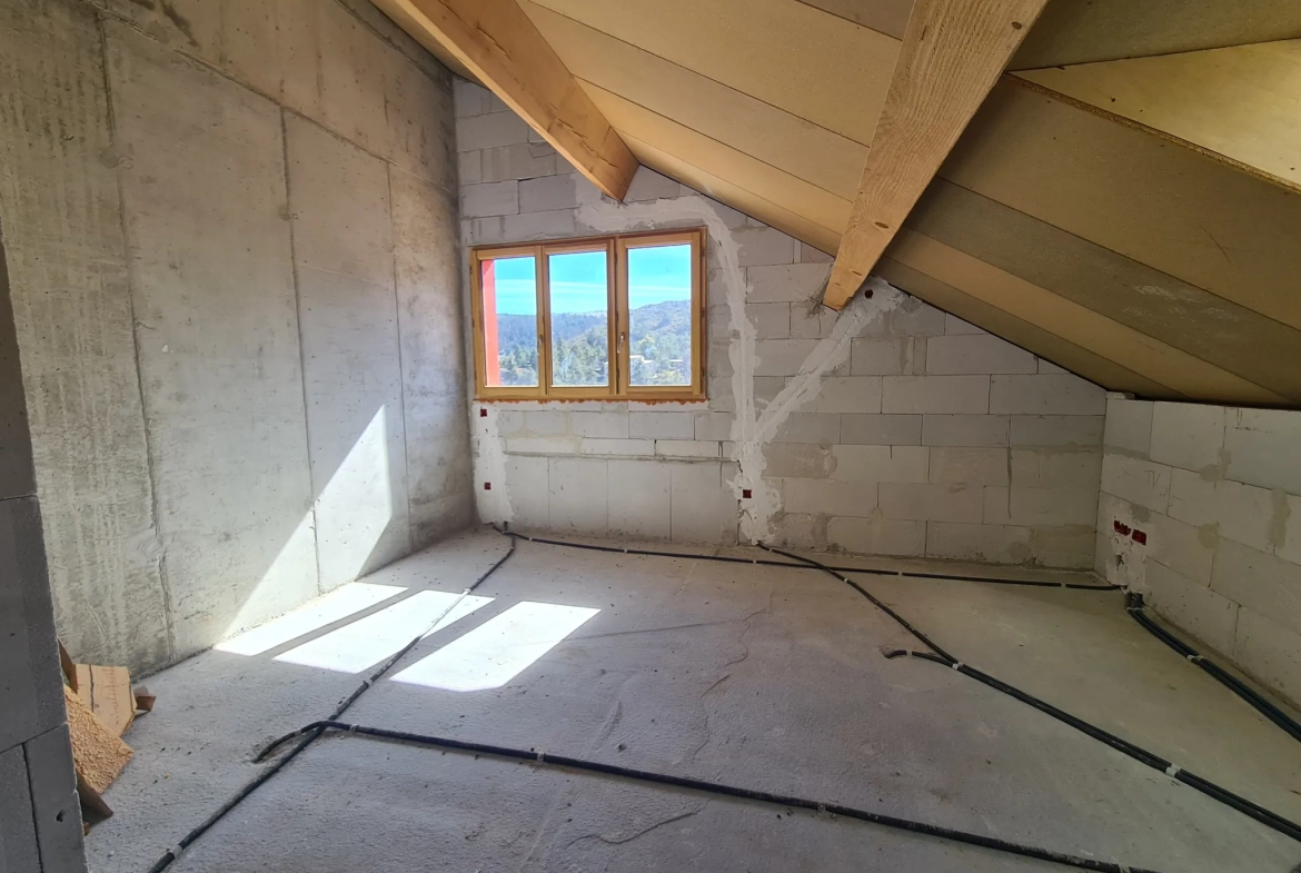 Maison en cours de rénovation avec 3 appartements à Andon, potentiel locatif élevé 