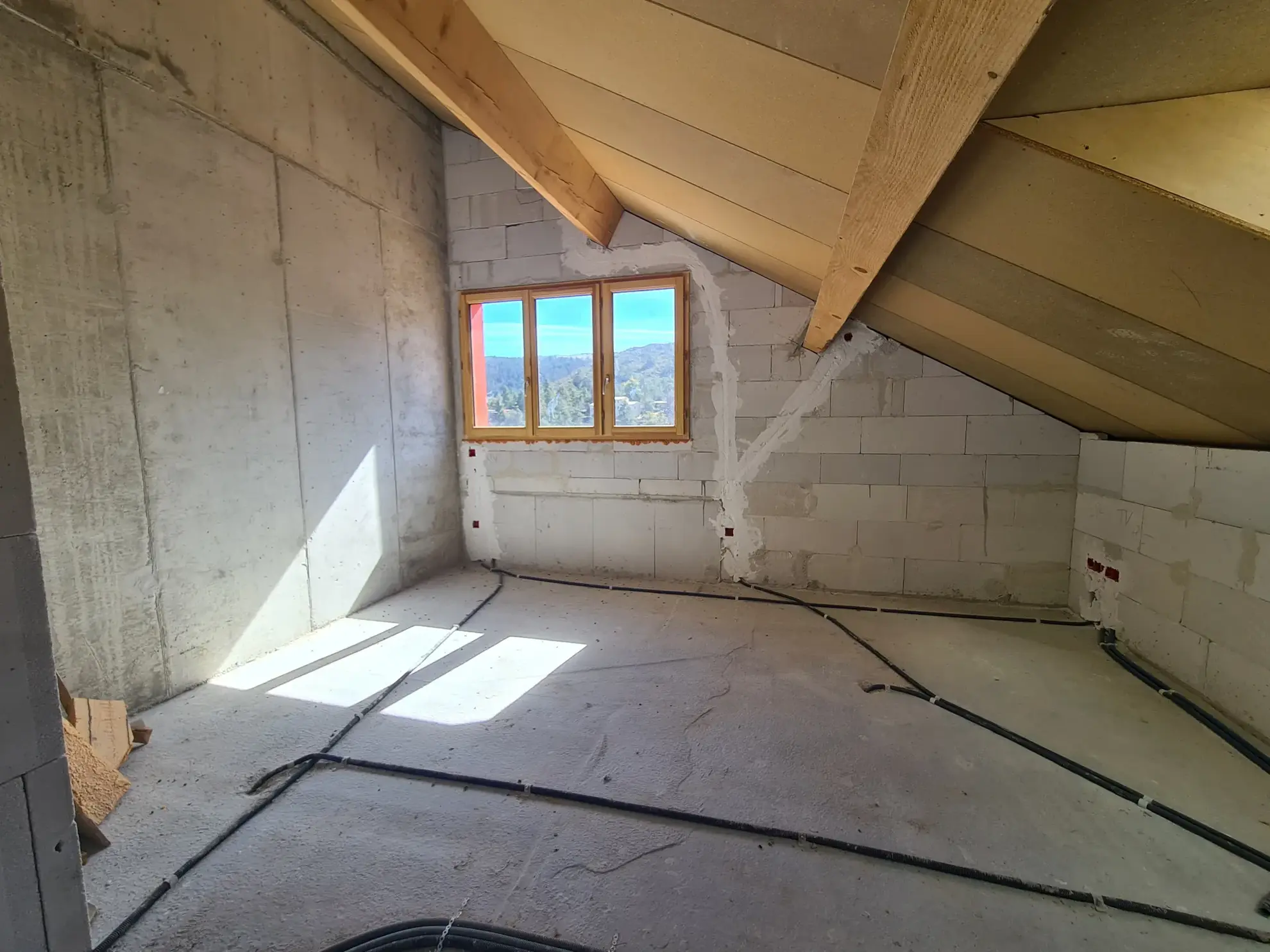 Maison en cours de rénovation avec 3 appartements à Andon, potentiel locatif élevé 
