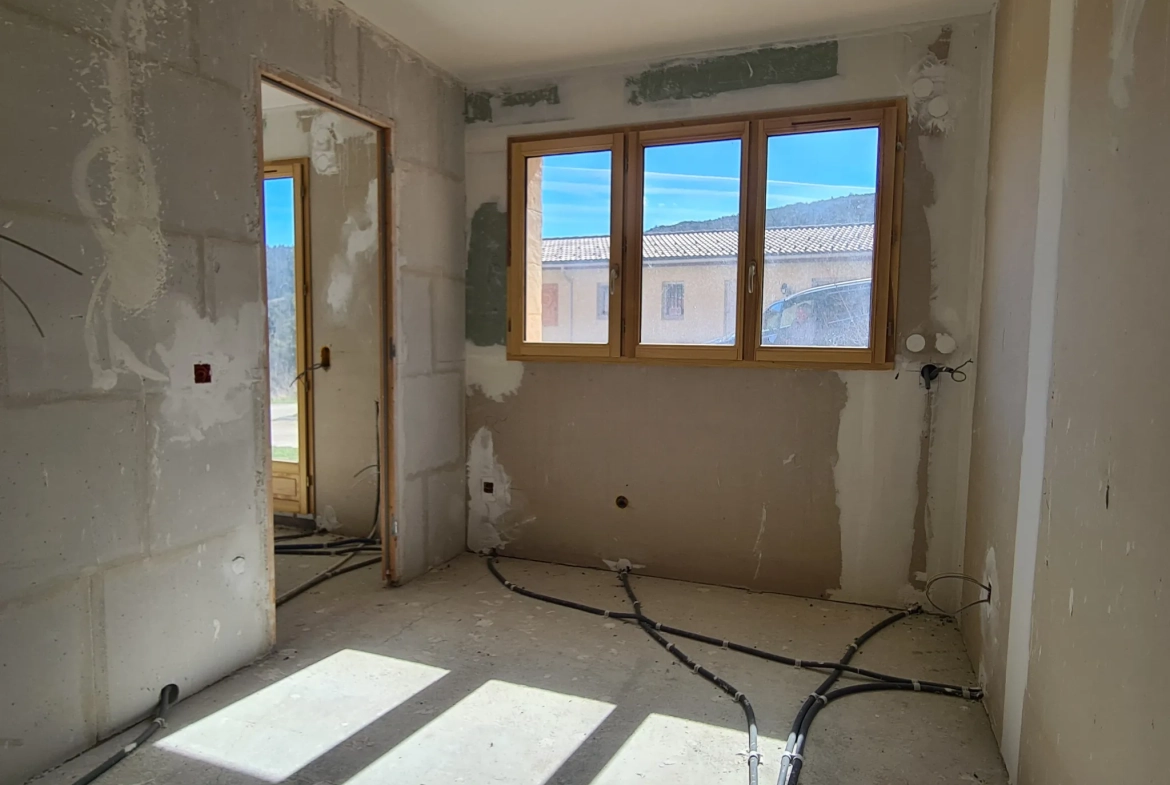 Maison en cours de rénovation avec 3 appartements à Andon, potentiel locatif élevé 