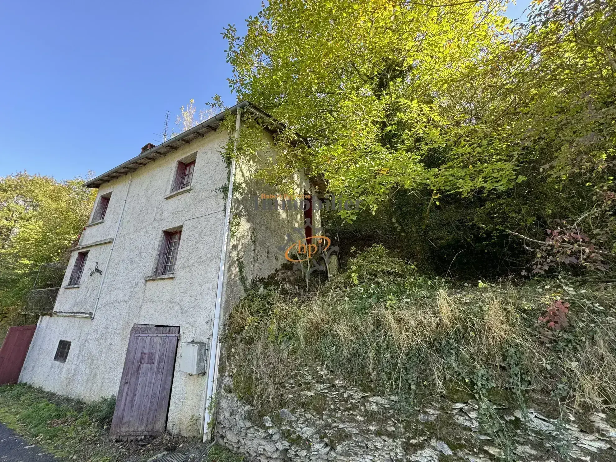 Maison à rénover avec terrasse et jardin à Murasson, idéale pour résidence secondaire 