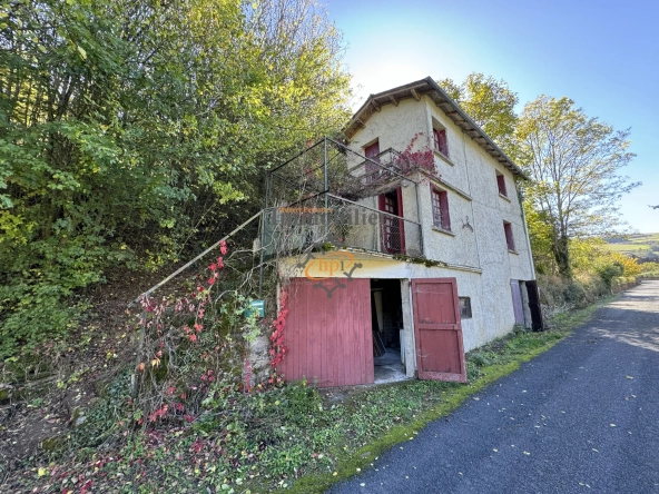 Maison à rénover avec terrasse et jardin à Murasson, idéale pour résidence secondaire