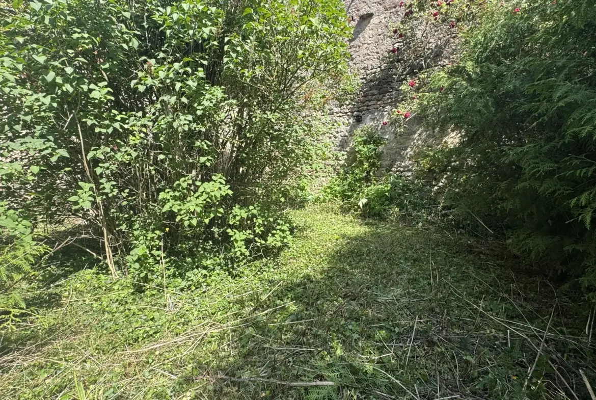 Maison avec dépendance à Guillon (89) - Résidence paisible et lumineuse 