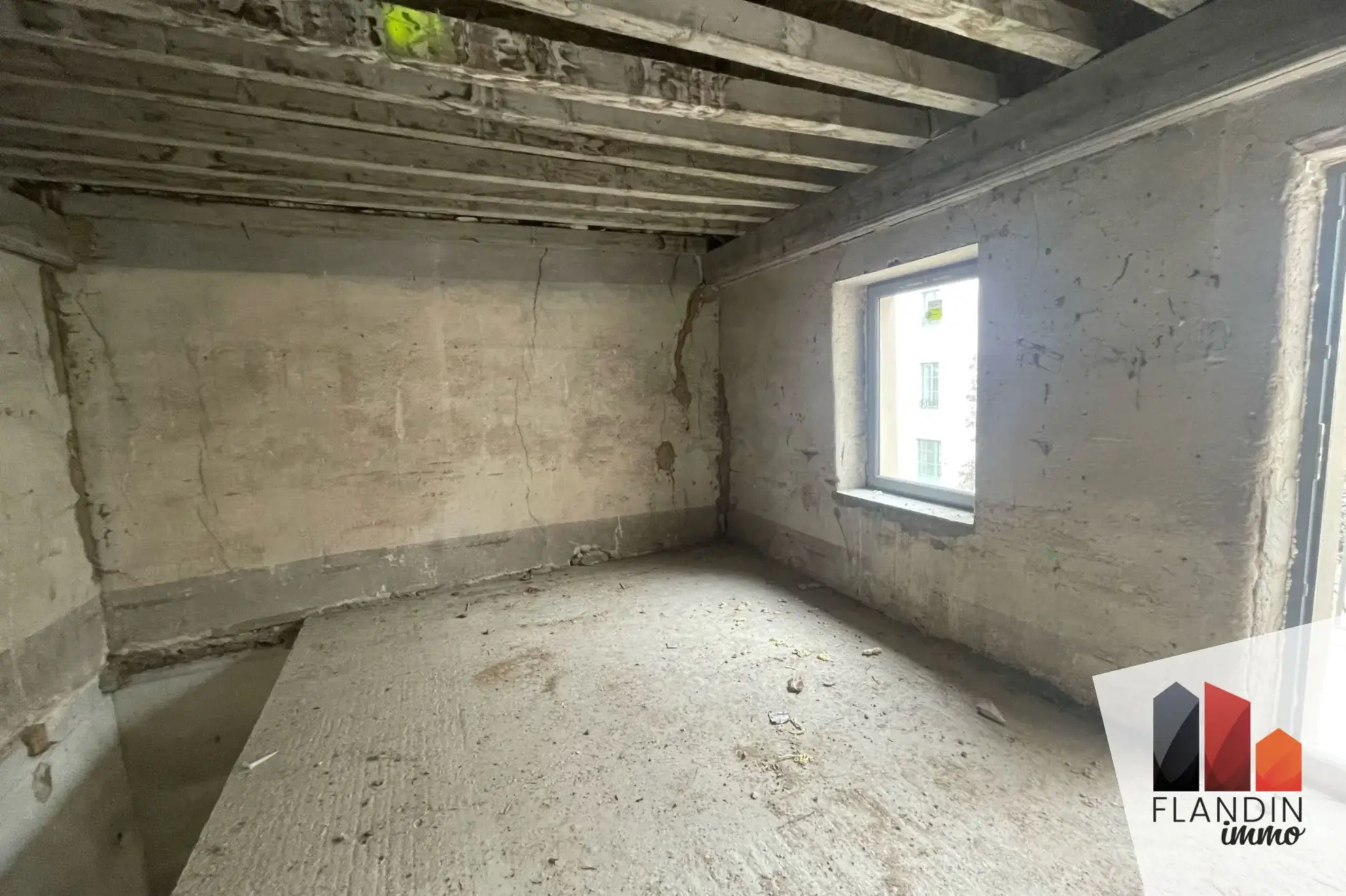 Triplex à Millery de 42 m² à aménager avec parking et cave - Emplacement idéal 
