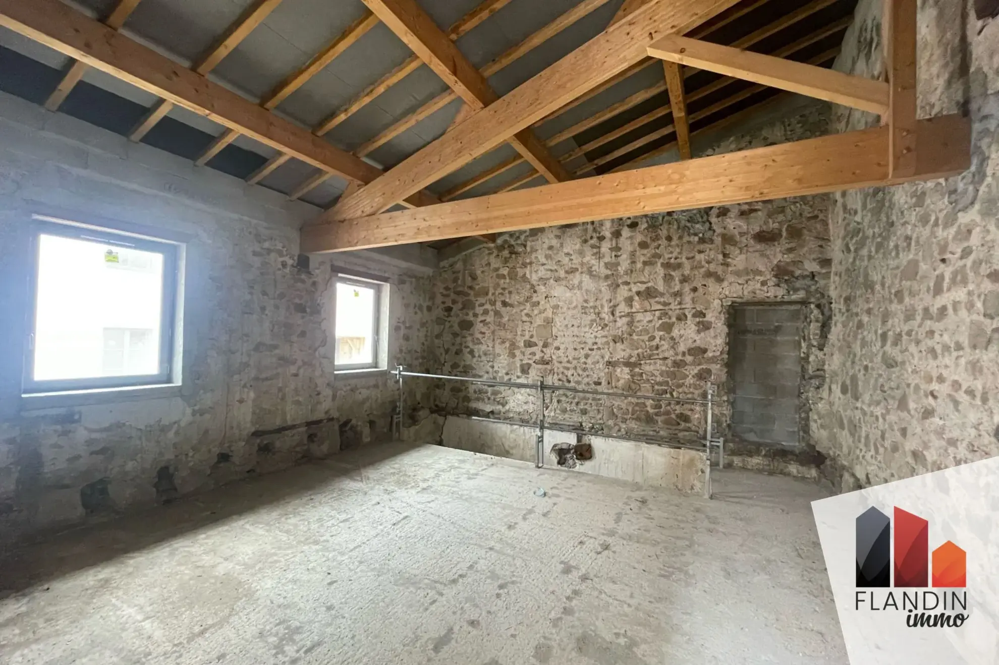 Triplex à Millery de 42 m² à aménager avec parking et cave - Emplacement idéal 