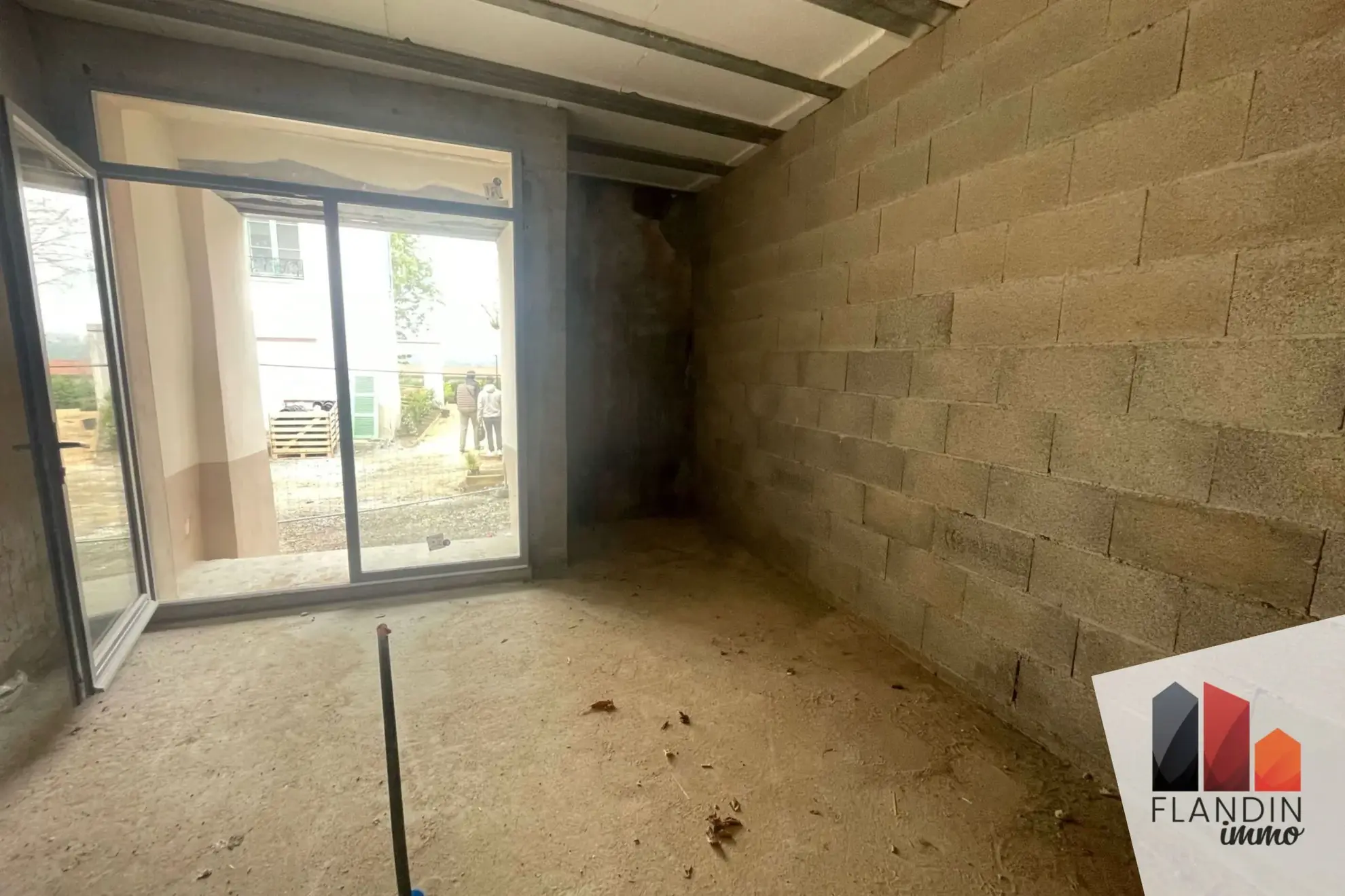 Triplex à Millery de 42 m² à aménager avec parking et cave - Emplacement idéal 
