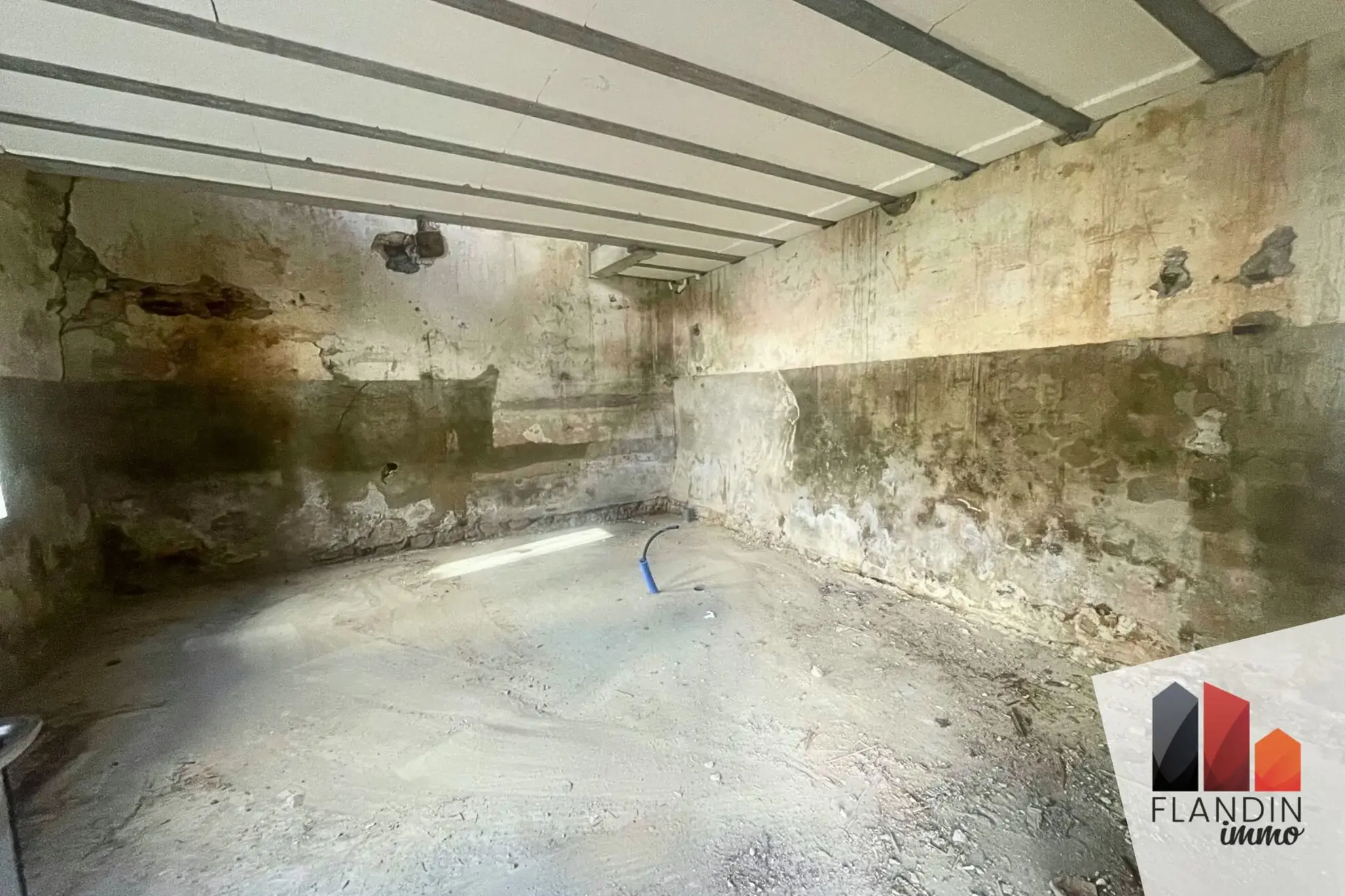 Triplex à Millery de 42 m² à aménager avec parking et cave - Emplacement idéal 