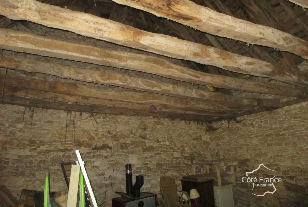 Belle maison à vendre à Coly, ensemble immobilier récent avec dépendances à rénover 
