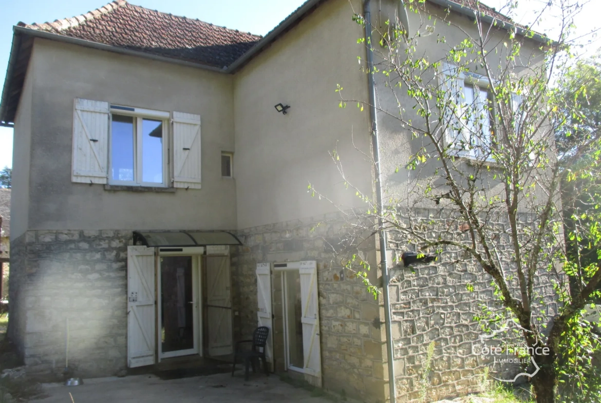 Belle maison à vendre à Coly, ensemble immobilier récent avec dépendances à rénover 