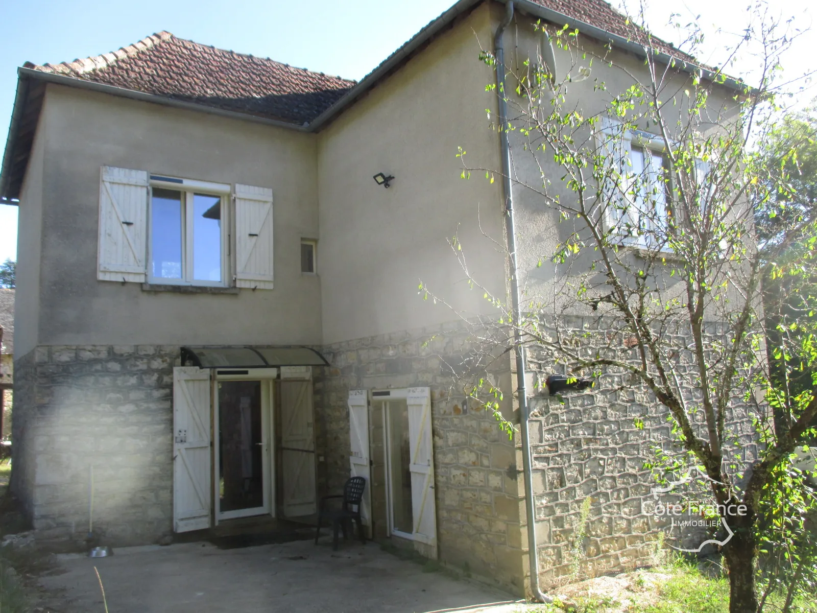 Belle maison à vendre à Coly, ensemble immobilier récent avec dépendances à rénover 