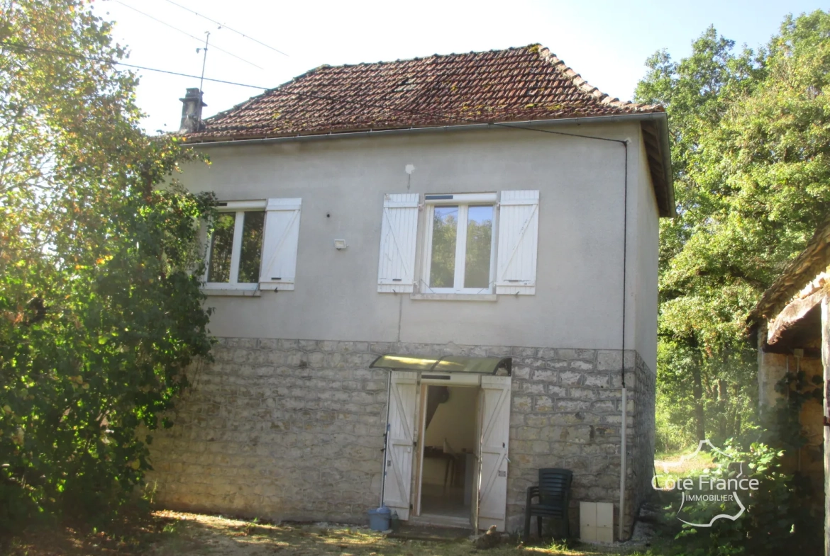 Belle maison à vendre à Coly, ensemble immobilier récent avec dépendances à rénover 