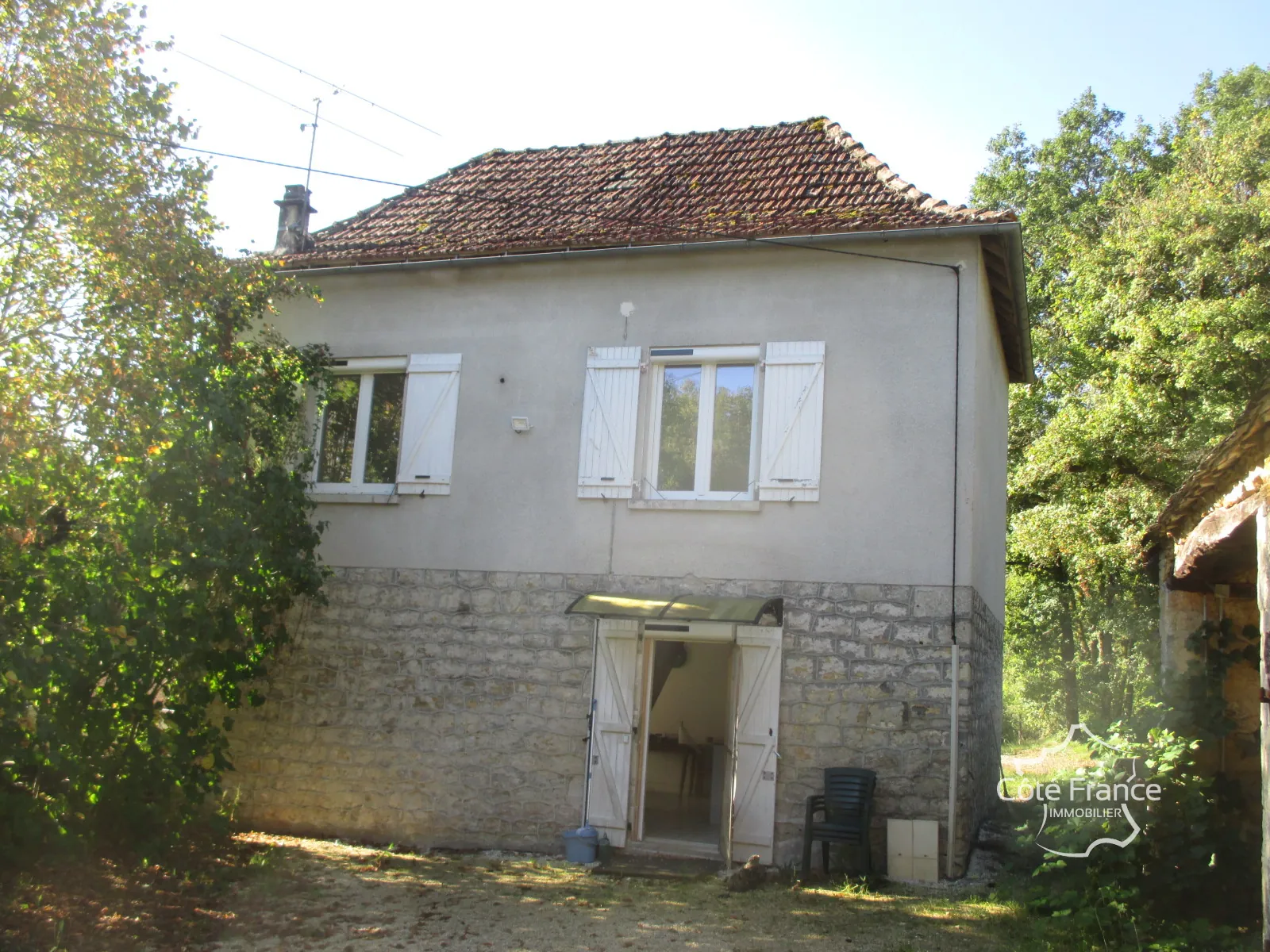 Belle maison à vendre à Coly, ensemble immobilier récent avec dépendances à rénover 