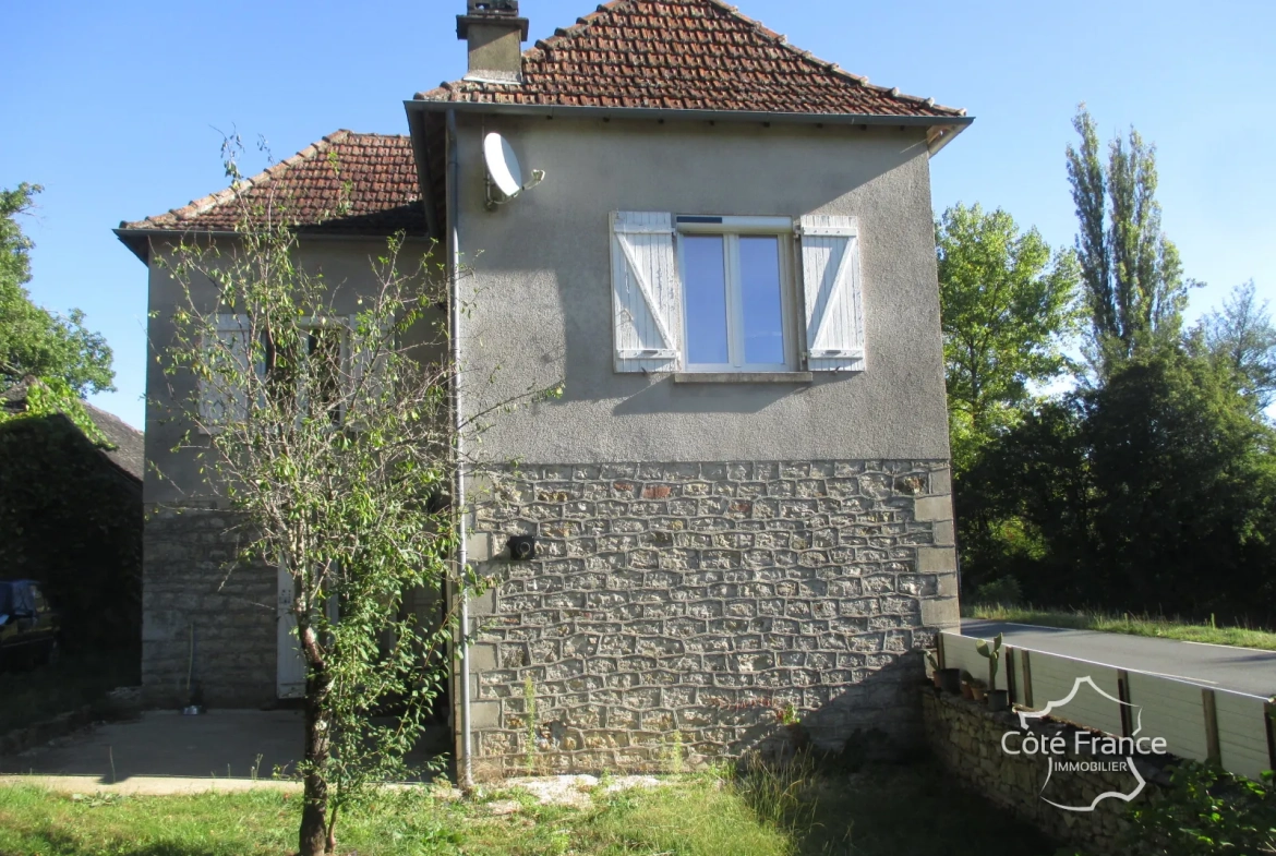Belle maison à vendre à Coly, ensemble immobilier récent avec dépendances à rénover 