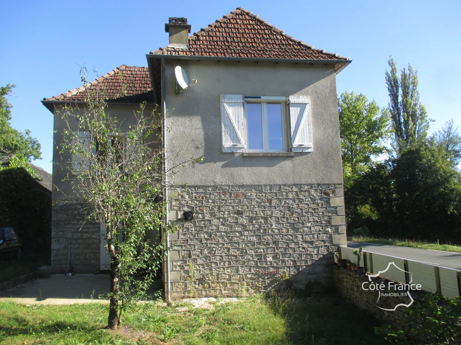 Belle maison à vendre à Coly, ensemble immobilier récent avec dépendances à rénover 
