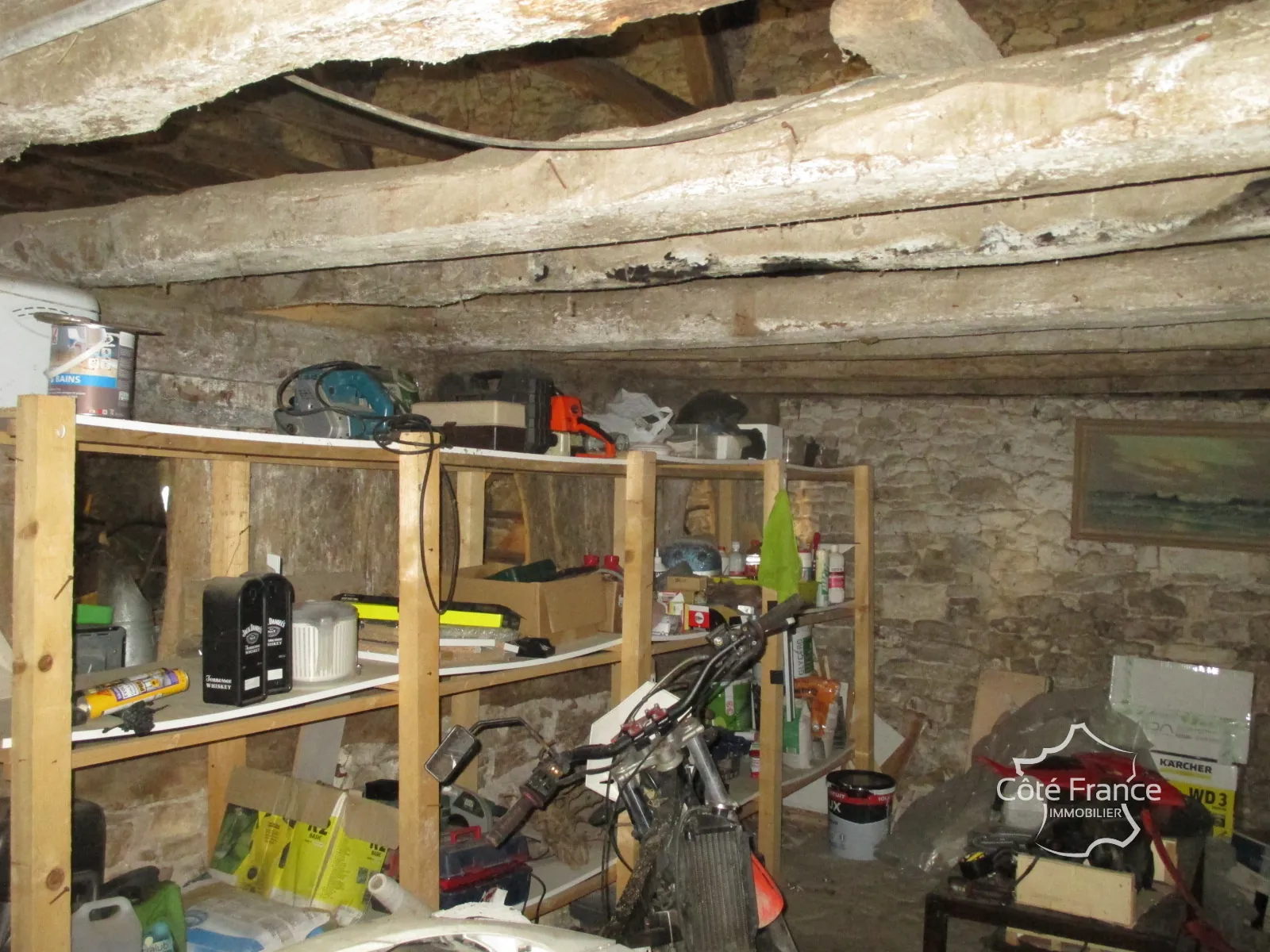 Belle maison à vendre à Coly, ensemble immobilier récent avec dépendances à rénover 